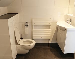 Moderne badkamer in Vakantiehuisje in Burgerbrug, Noordzeekust, Noord-Holland.