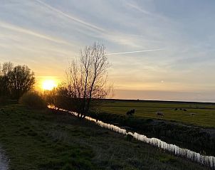 Zonsondergang bij Vakantiehuisje in Burgerbrug, Noordzeekust, Noord-Holland.