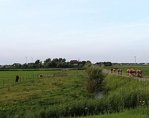 Fietsers in de omgeving van Vakantiehuisje in Burgerbrug, Noordzeekust, Noord-Holland.
