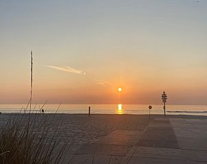 Zonsondergang aan de kust bij Vakantiehuisje in Burgerbrug, Noordzeekust, Noord-Holland.