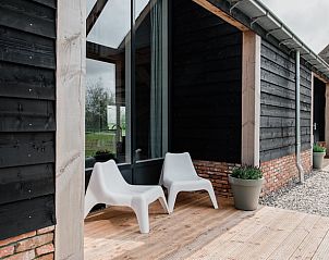 Gezellige veranda van Vakantiehuis in Burgerbrug met comfortabele stoelen, Noordzeekust, Noord-Holland.