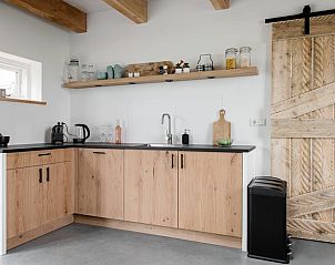 Moderne keuken in Vakantiehuis in Burgerbrug met houten accenten, Noordzeekust, Noord-Holland.