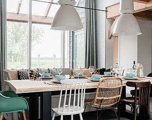 Gezellige eetkamer in Vakantiehuis in Burgerbrug met uitzicht op de tuin, Noordzeekust.