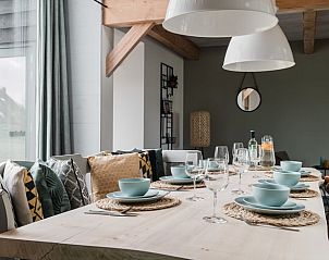 Elegant gedekte tafel in Vakantiehuis in Burgerbrug, ideaal voor familiediners, Noordzeekust.