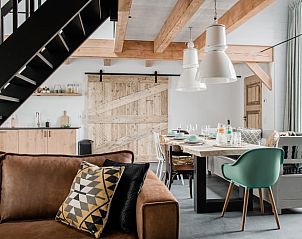 Stijlvolle woonkamer in Vakantiehuis in Burgerbrug met houten elementen, Noordzeekust, Noord-Holland.