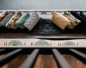 Gezellige zithoek met kussens in Vakantiehuis in Burgerbrug, Noordzeekust, Noord-Holland.