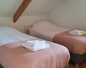 Slaapkamer met twee eenpersoonsbedden in Vakantiehuis in Burgerbrug, Noordzeekust.