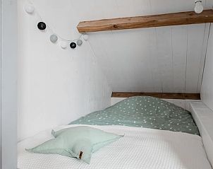 Sfeervolle slaapnis in Vakantiehuis in Burgerbrug met houten details, Noordzeekust.