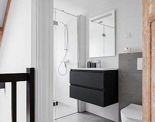 Moderne badkamer in Vakantiehuis in Burgerbrug met strakke afwerking, Noordzeekust.