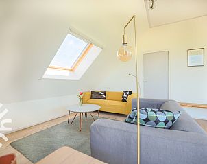 Gezellige eetruimte in vakantiehuis NH064, Burgerbrug, Noordzeekust, Noord-Holland met uitzicht op het platteland.