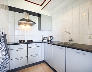 Lichte hal in vakantiehuis NH064, Burgerbrug, Noordzeekust, Noord-Holland met toegang tot eetkamer.