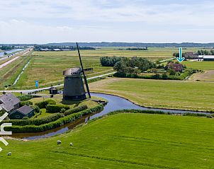 Vogelhuisje met jonge vogels in de tuin van vakantiehuis NH064, Burgerbrug, Noordzeekust, Noord-Holland.
