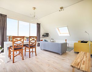 Moderne badkamer in vakantiehuis NH064, Burgerbrug, Noordzeekust, Noord-Holland met douche en wastafel.