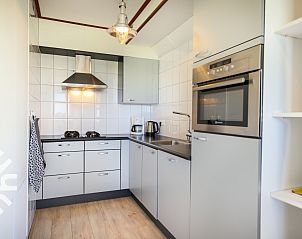 Eet- en woonruimte in vakantiehuis NH064, Burgerbrug, Noordzeekust, Noord-Holland met veel natuurlijk licht.