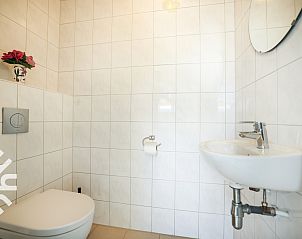 Tweede slaapkamer in vakantiehuis NH064, Burgerbrug, Noordzeekust, Noord-Holland met groot raam.