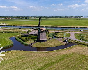 Close-up van jonge vogels in vogelhuisje bij vakantiehuis NH064, Burgerbrug, Noordzeekust, Noord-Holland.
