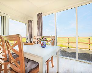 Rustige waterweg met boten nabij vakantiehuis NH064, Burgerbrug, Noordzeekust, Noord-Holland.