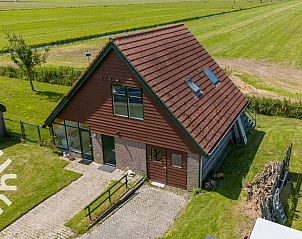 Woonkamer in vakantiehuis NH064, Burgerbrug, Noordzeekust, Noord-Holland met comfortabele banken.