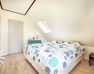 Moderne keuken in vakantiehuis NH064, Burgerbrug, Noordzeekust, Noord-Holland met apparatuur.