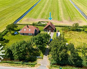 Luchtfoto van NH064, vakantiehuis in Burgerbrug, Noordzeekust, Noord-Holland met nabijgelegen molen.