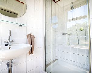 Lichte woonkamer in vakantiehuis NH064, Burgerbrug, Noordzeekust, Noord-Holland met moderne inrichting.