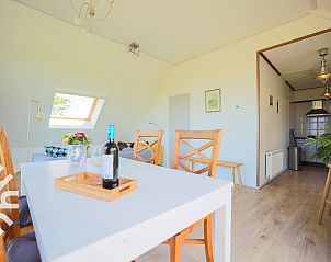 Open eet- en woonruimte in vakantiehuis NH064, Burgerbrug, Noordzeekust, Noord-Holland met veel licht.