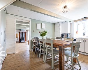 Terras van NH492 vakantiehuis in Burgerbrug met uitzicht op de natuur, Noord-Holland.