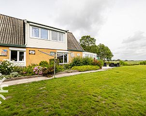 Slaapkamer met twee bedden in NH492 vakantiehuis, Burgerbrug, Noord-Holland.