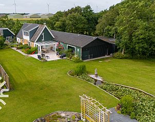 Hoofdslaapkamer met tweepersoonsbed in NH492 vakantiehuis, Burgerbrug, Noord-Holland.