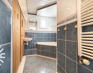 Tuin met vijver bij NH492 vakantiehuis, Burgerbrug, Noordzeekust, Noord-Holland.