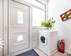 Dronefoto van NH492 vakantiehuis met grote tuin in Burgerbrug, Noord-Holland.