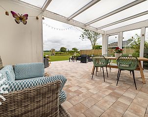 Eetkamer met grote tafel in NH492 vakantiehuis, Burgerbrug, Noord-Holland.