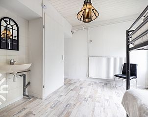 Veranda met zitruimte in NH492 vakantiehuis, Burgerbrug, Noord-Holland.