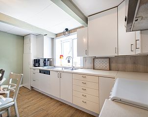 Uitgestrekte tuin bij NH492 vakantiehuis, Burgerbrug, Noordzeekust, Noord-Holland.