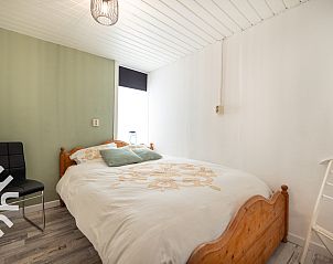 Overdekt terras met bloemen bij NH492 vakantiehuis, Burgerbrug, Noord-Holland.