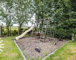 Eettafel met bloemen in NH492 vakantiehuis, Burgerbrug, Noord-Holland.