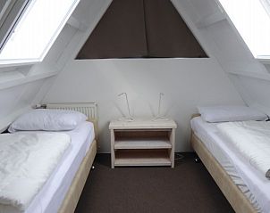 Slaapkamer met twee bedden in Sandepark 29 vakantiehuis, Groote Keeten, Noordzeekust, Noord-Holland.