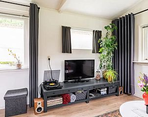 Entertainment ruimte met televisie in Huisje in Schagerbrug, Noord-Hollandse vakantiewoning.