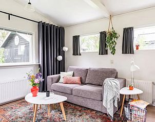 Stijlvolle bank in de woonkamer van Huisje in Schagerbrug, Noordzeekust, Noord-Holland.