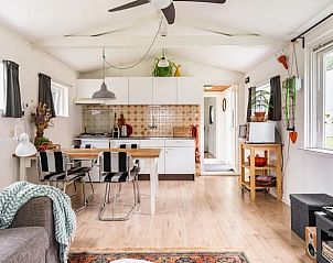 Open keuken in Huisje in Schagerbrug, vakantiehuis aan de Noordzeekust, Noord-Holland.