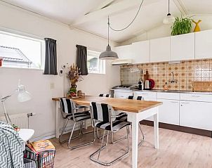 Eethoek met houten tafel in Huisje in Schagerbrug, Noord-Hollandse vakantiewoning.