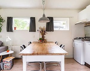 Keuken en eetruimte in Huisje in Schagerbrug, vakantieaccommodatie aan de Noordzeekust.