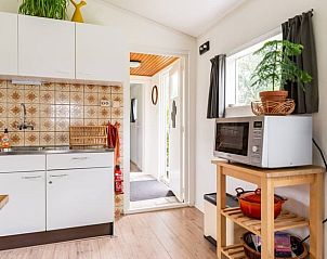 Praktische keuken met magnetron in Huisje in Schagerbrug, Noord-Holland.