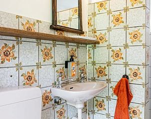Retro badkamer in Huisje in Schagerbrug, vakantieaccommodatie aan de Noordzeekust.