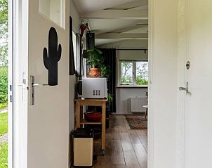 Ingang met uitzicht op de natuur in Huisje in Schagerbrug, Noord-Holland.