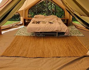 Comfortabele slaapkamer in de tent van Huisje in Schagerbrug, Noordzeekust, voor een ontspannen verblijf in Noord-Holland.