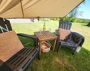 Ontspan op het terras van Huisje in Schagerbrug, Schagerbrug, met comfortabele stoelen en uitzicht op de groene omgeving.