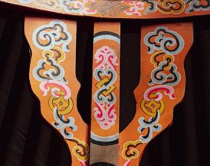 Traditioneel houtsnijwerk in Vakantiehuisje in Schagerbrug, Noordzeekust, Noord-Holland.