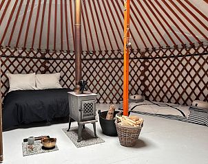 Sfeervolle binnenruimte met houtkachel in Vakantiehuisje in Schagerbrug, Noordzeekust, Noord-Holland.