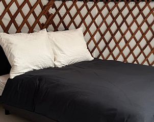 Comfortabel tweepersoonsbed in Vakantiehuisje in Schagerbrug, Noordzeekust, Noord-Holland.